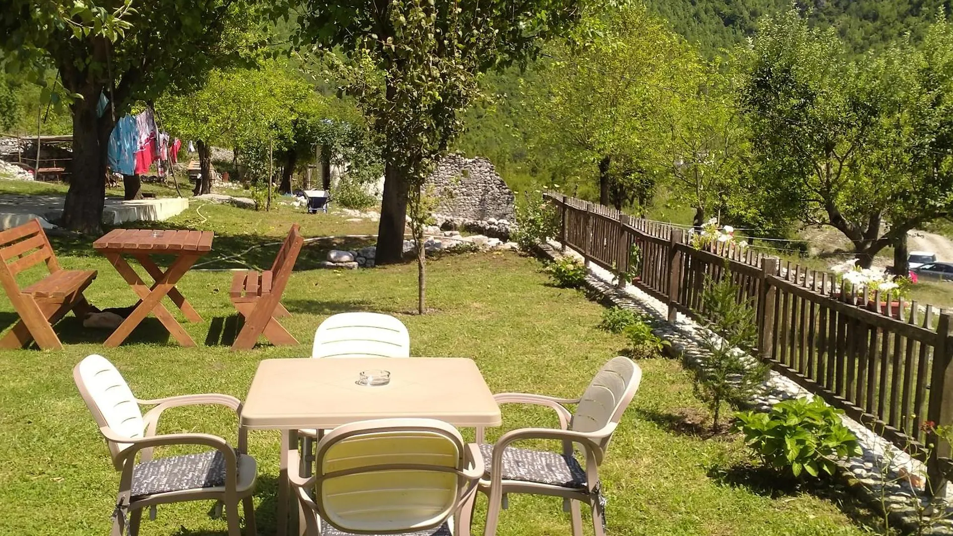 Stomici Guesthouse Nderlysaj B&B